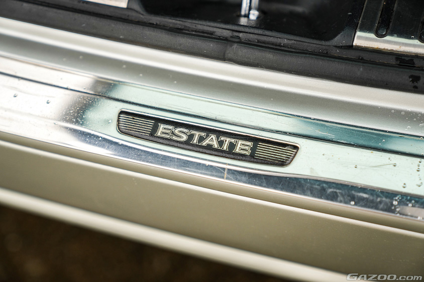 トヨタ・クラウンエステート（170系）のリヤバンパーのエンブレム