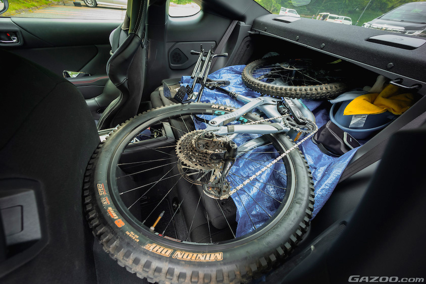 スバル・BRZのラゲッジルームに積まれた自転車