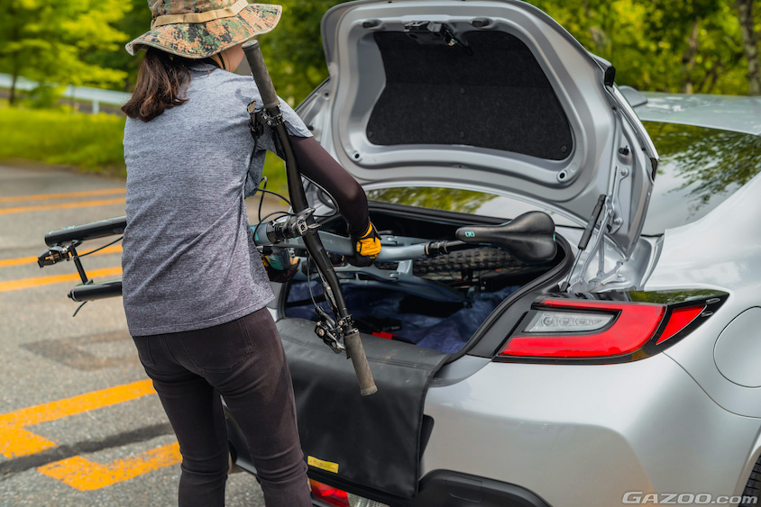 スバル・BRZのラゲッジルームから自転車を取り出すオーナーさん