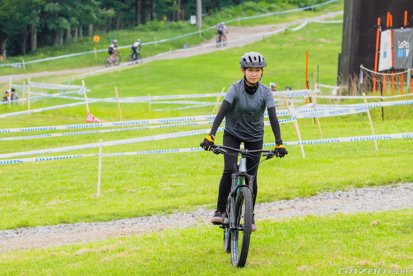 自転車に乗るオーナーさん