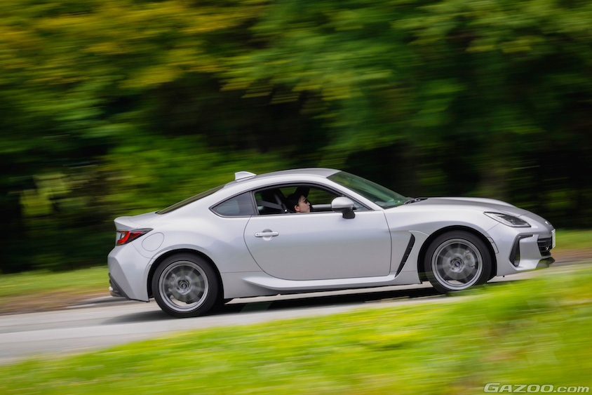 走行するスバル・BRZ