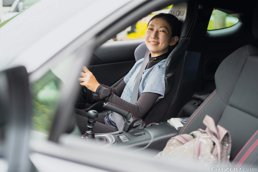 スバル・BRZの運転席でほほ笑むオーナーさん