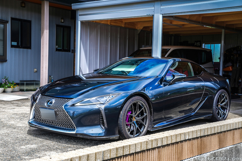 レクサス・LC500と自宅のガレージ
