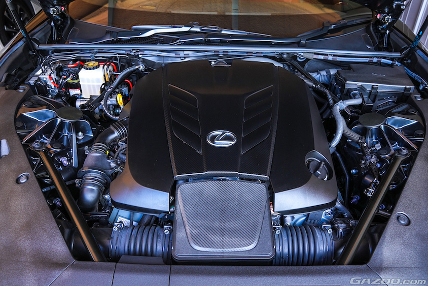 レクサス・LC500のエンジンルーム