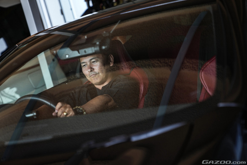 レクサス・LC500の運転席に座るオーナーさん