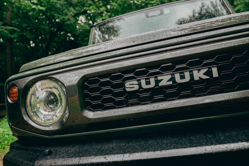 スズキ・ジムニーシエラのグリルとヘッドライト