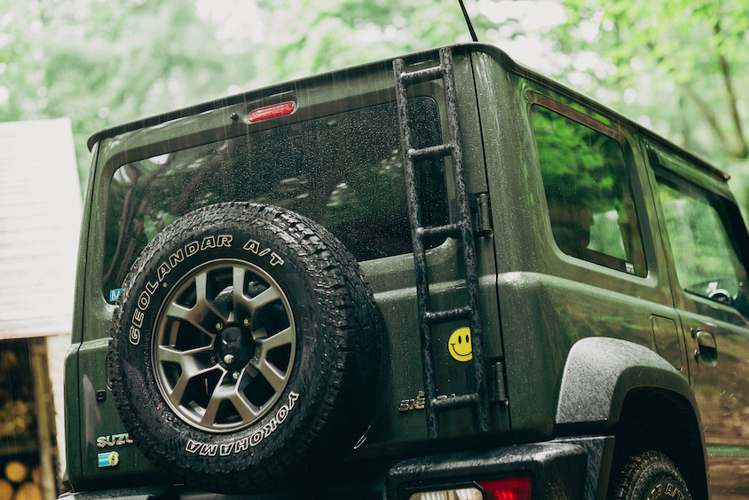 スズキ・ジムニーシエラのスペアタイヤとラダー