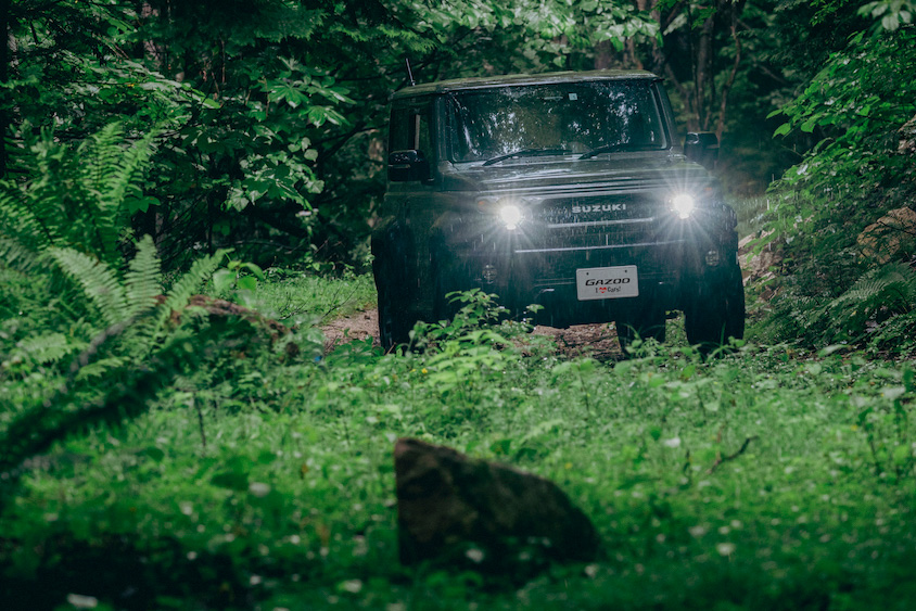 森を走るスズキ・ジムニーシエラ