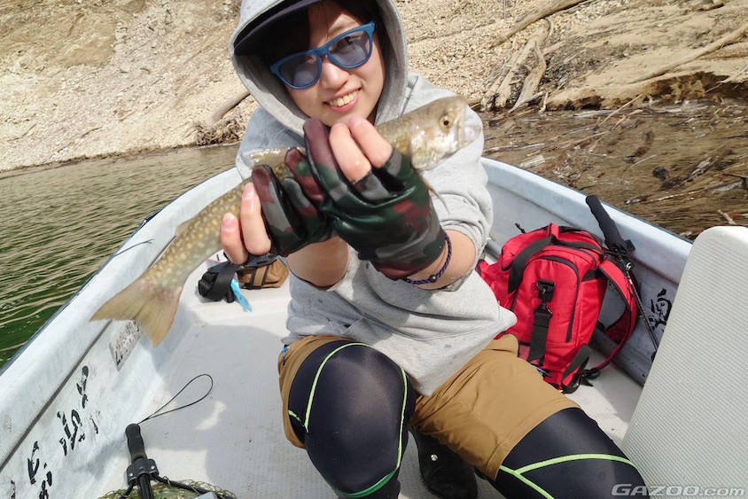 釣った魚を見せるさわさん