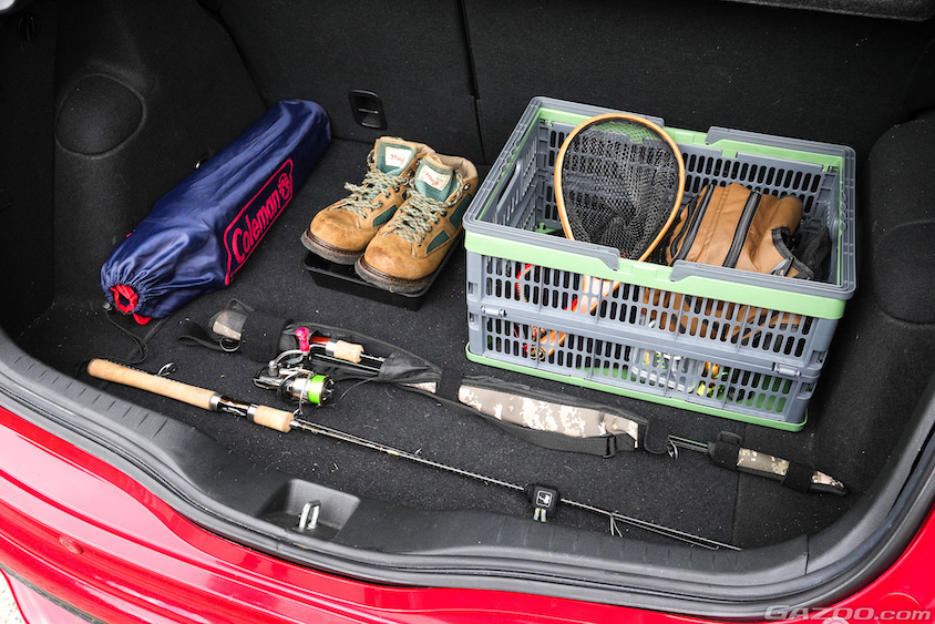 シビックタイプRユーロのラゲッジルームに並べた釣道具