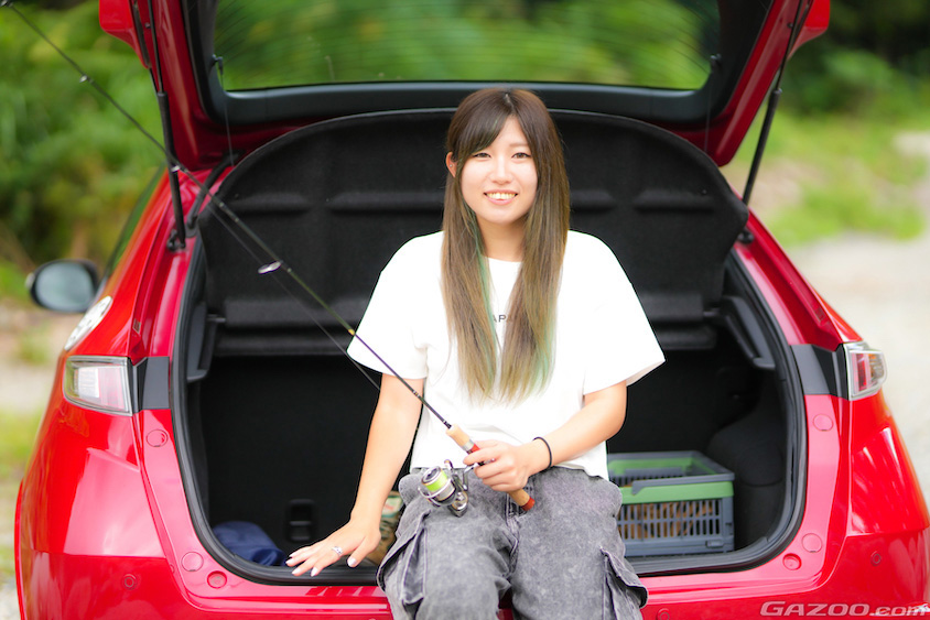 シビックタイプRユーロのラゲッジに座るさわさん