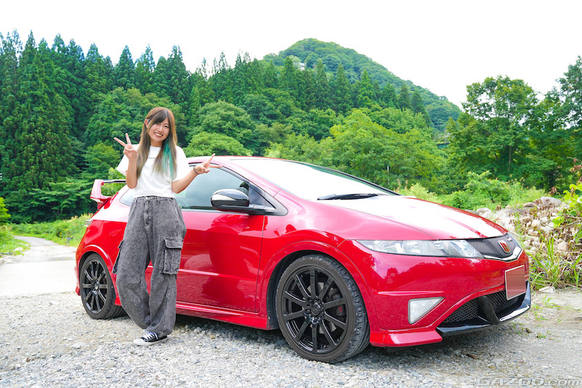 シビックタイプRユーロの前でピースするさわさん