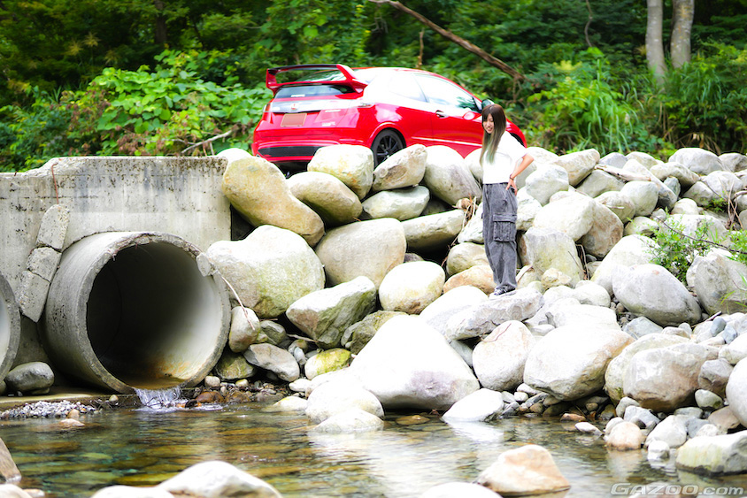 シビックタイプRユーロと川を見つめるさわさん