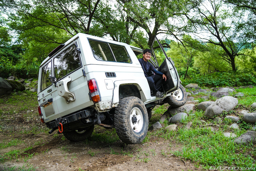 トヨタ・ランドクルーザー70の運転席から笑顔を見せるオーナー
