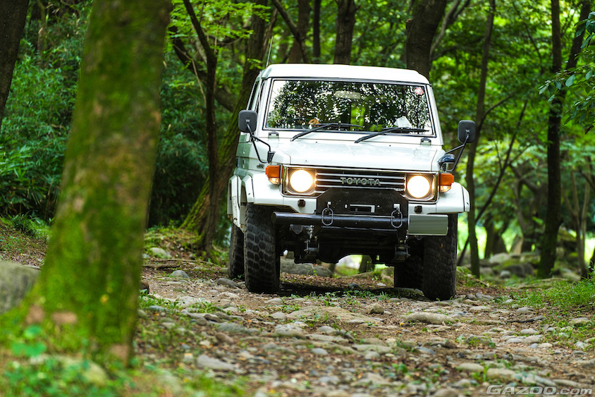 森の中を走るトヨタ・ランドクルーザー70