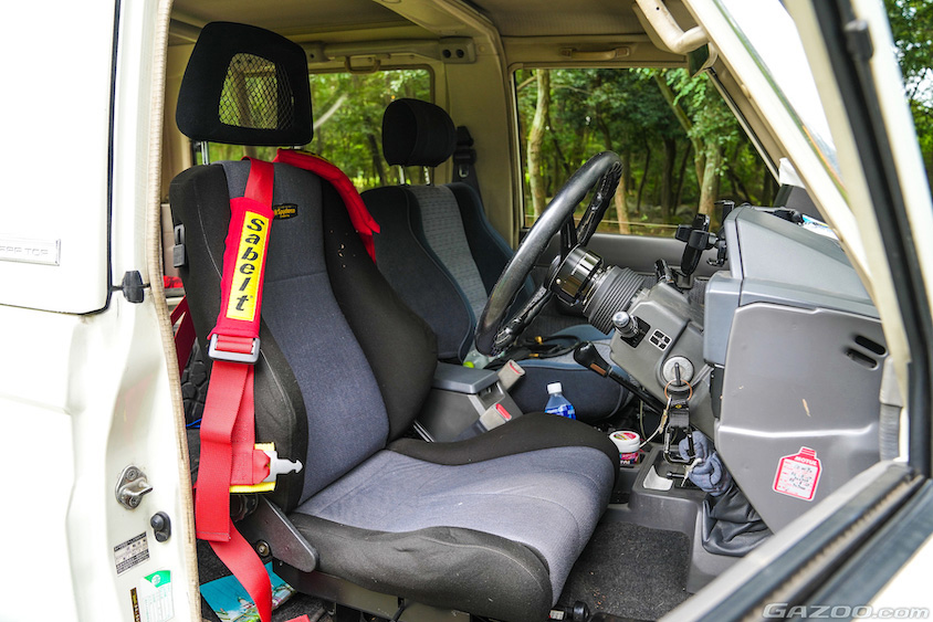 トヨタ・ランドクルーザー70の運転席