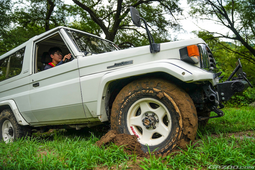 オフロードを走るトヨタ・ランドクルーザー70
