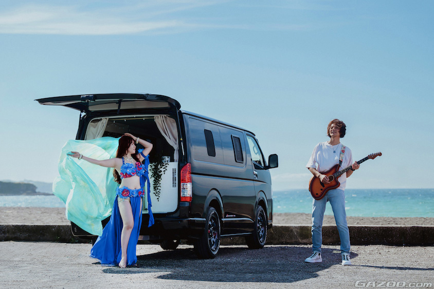 トヨタ・ハイエースとギタリストとベリーダンサー