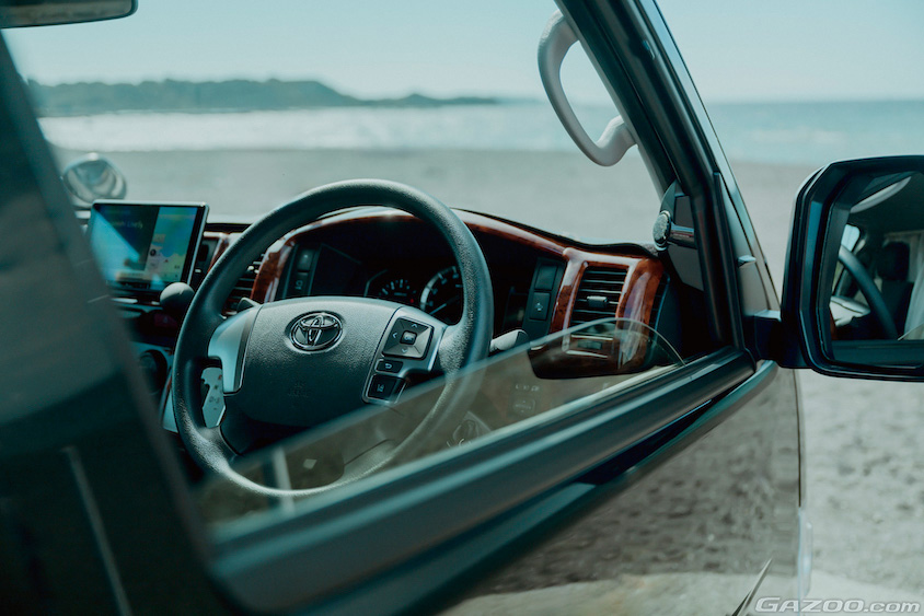 トヨタ・ハイエースの運転席