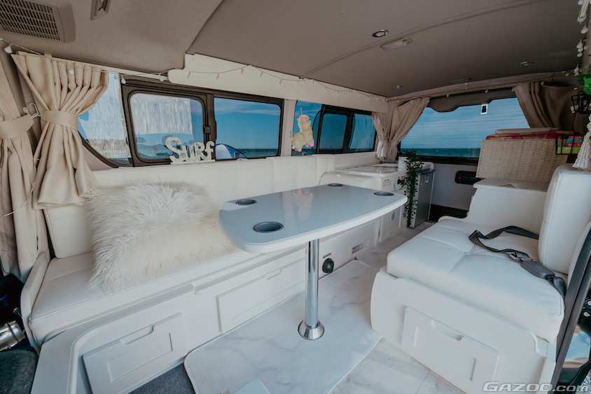 トヨタ・ハイエースのキャンパー仕様のインテリア