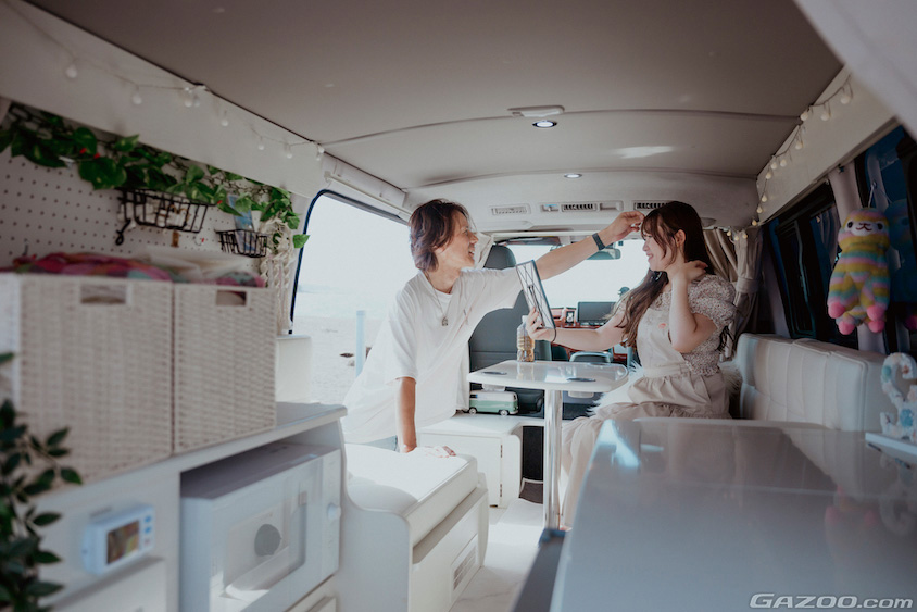 トヨタ・ハイエースのホワイトを基調そしたキャンピングカー仕様