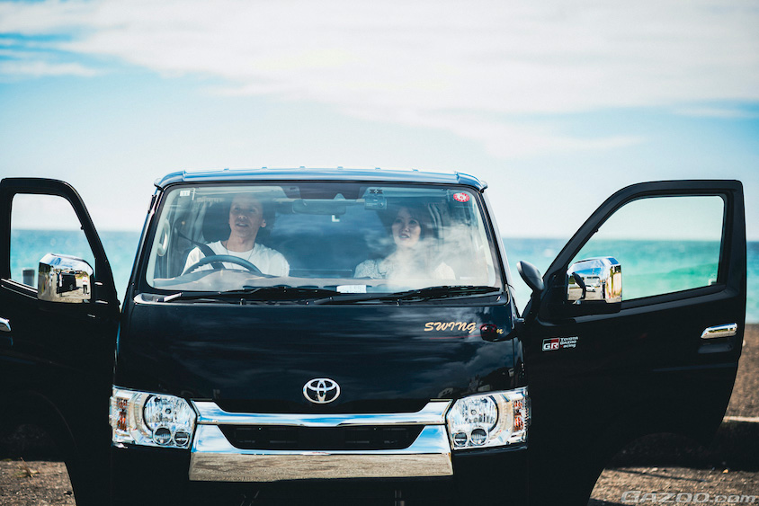 トヨタ・ハイエースの運転席と助手席に座るオーナーさんご夫婦