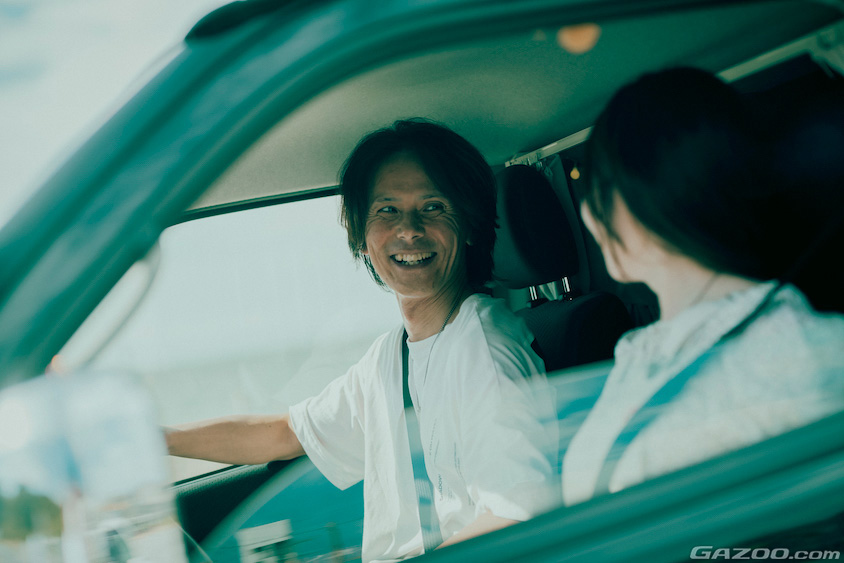 トヨタ・ハイエースの運転席で笑顔を見せるオーナーさん