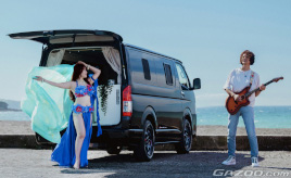 ギタリストとベリーダンサーの世界を広げた湘南の町とトヨタ ハイエースでの「週末バンライフ」