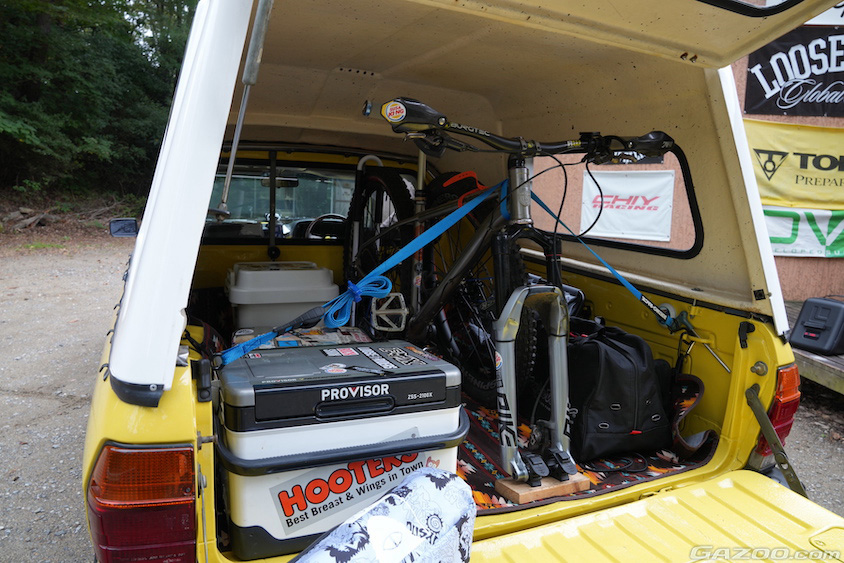 マウンテンバイクを積んだスバル・ブランビーのキャノピー