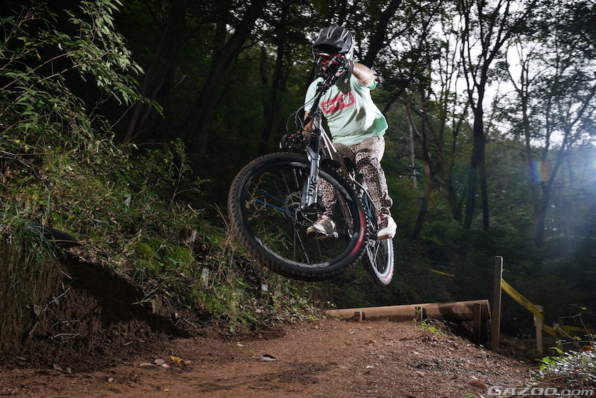 マウンテンバイクでジャンプする須崎兼則さん