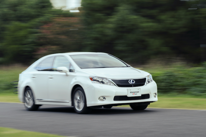 走行するレクサス HS250h