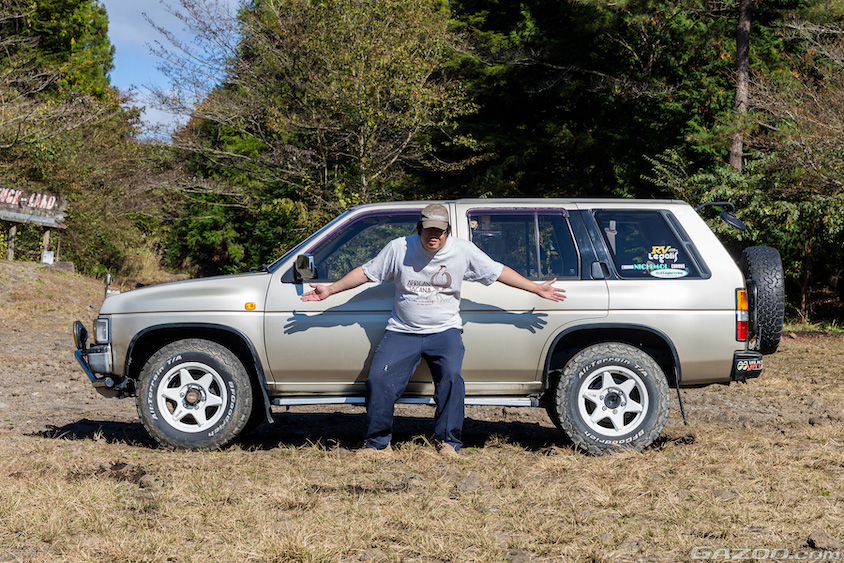 日産・テラノとポーズをとるオーナーさん