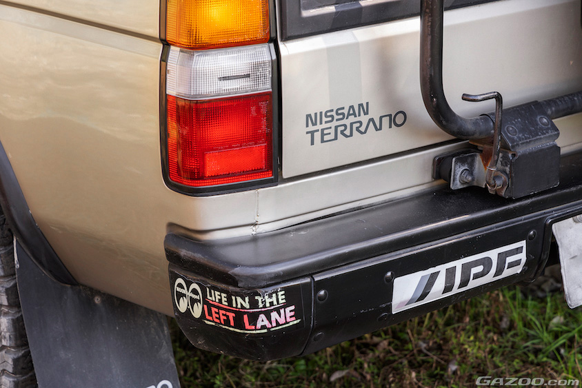 日産・テラノのリヤのロゴ