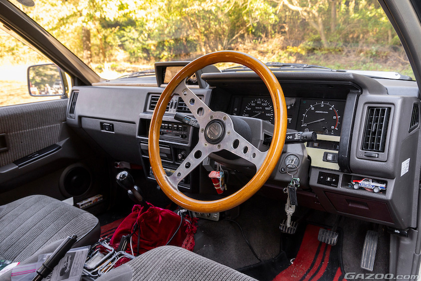 日産・テラノの運転席