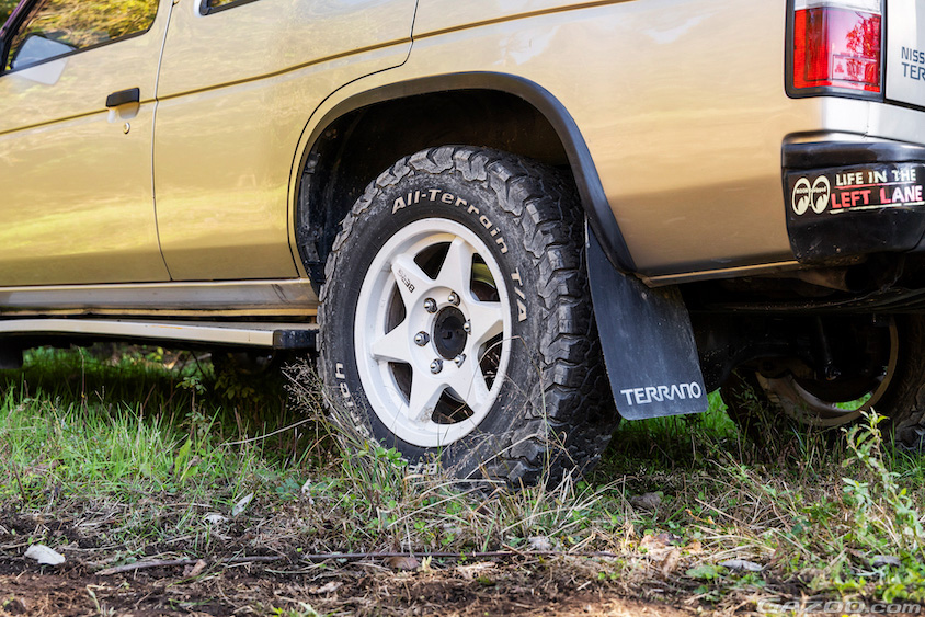 日産・テラノの左リヤタイヤ