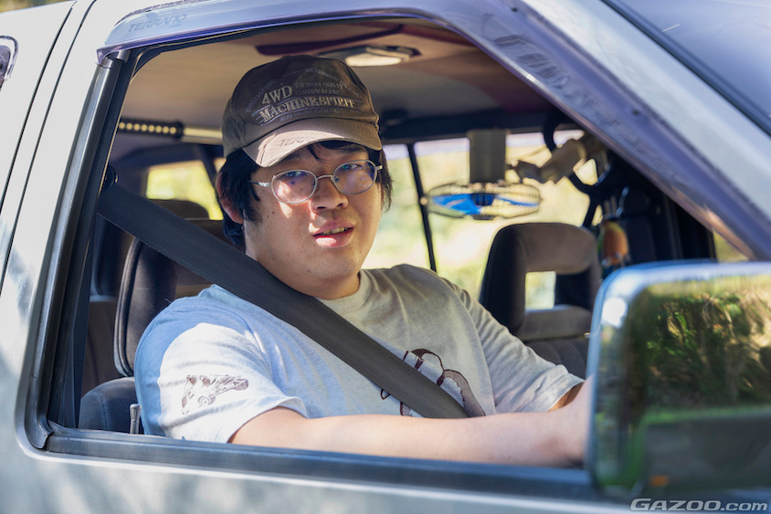 日産・テラノの運転席に座るオーナーさん