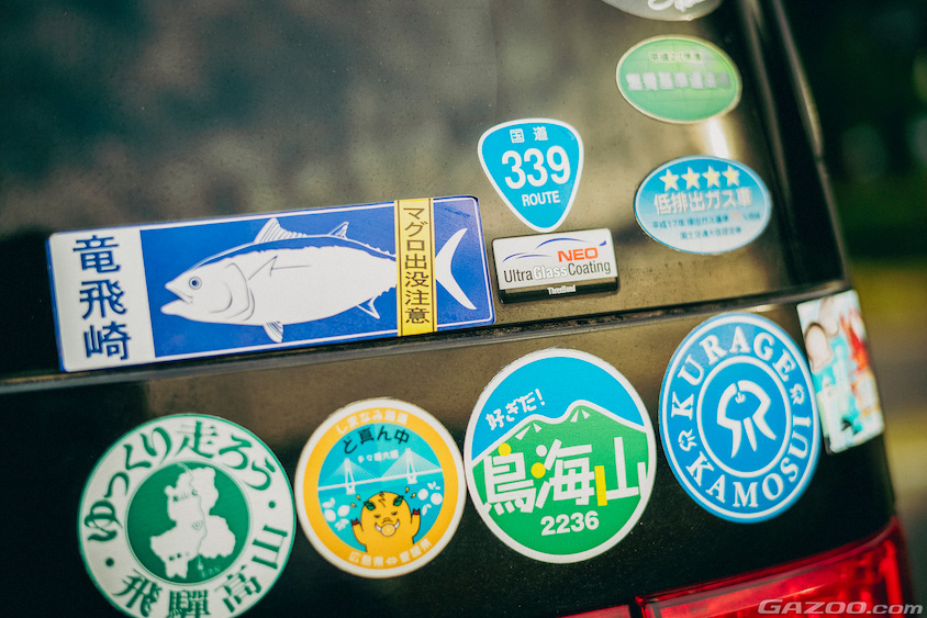 三菱・デリカD:5に貼られた観光地のステッカー