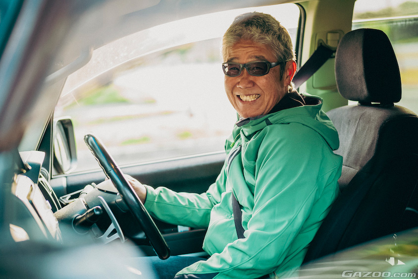 三菱・デリカD:5の運転席に座り笑顔を見せるオーナーさん