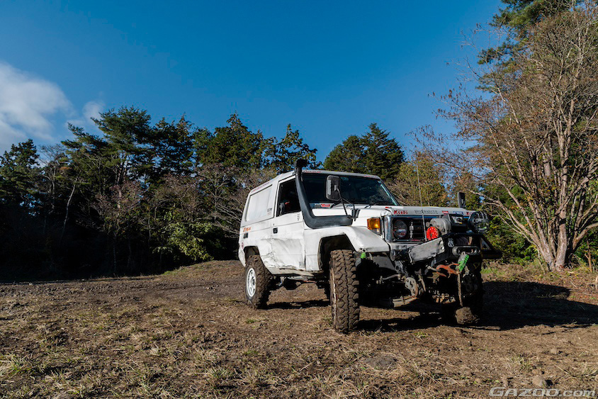 トヨタ・ランドルーザー70と青空