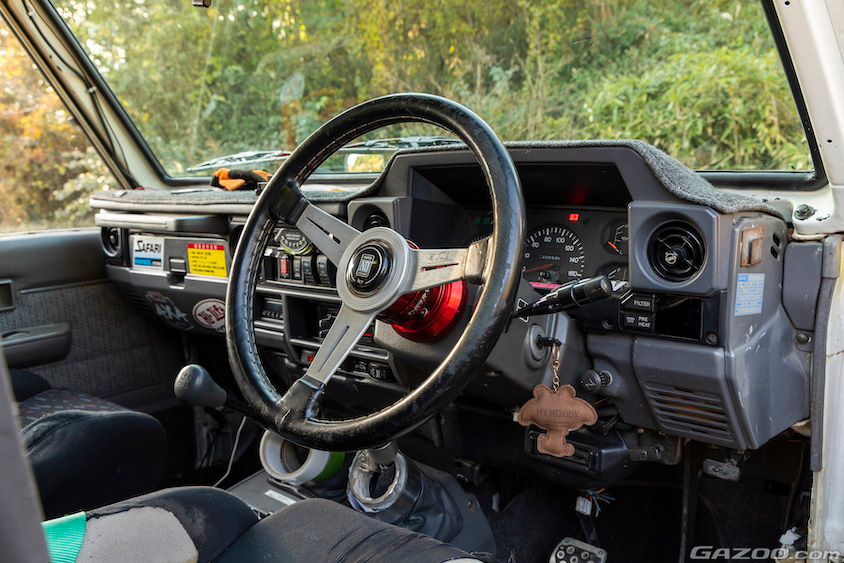 トヨタ・ランドルーザー70の運転席