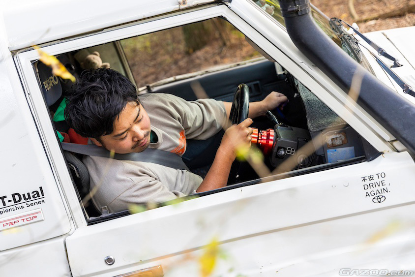 トヨタ・ランドルーザー70の運転席から路面を確認するオーナーさん