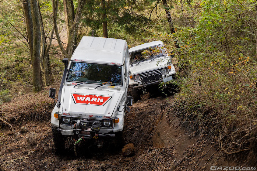 オフロードを走るトヨタ・ランドルーザー70