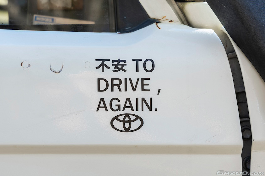 トヨタ・ランドルーザー70に貼られた「不安 TO DRIVE AGAIN」のステッカー