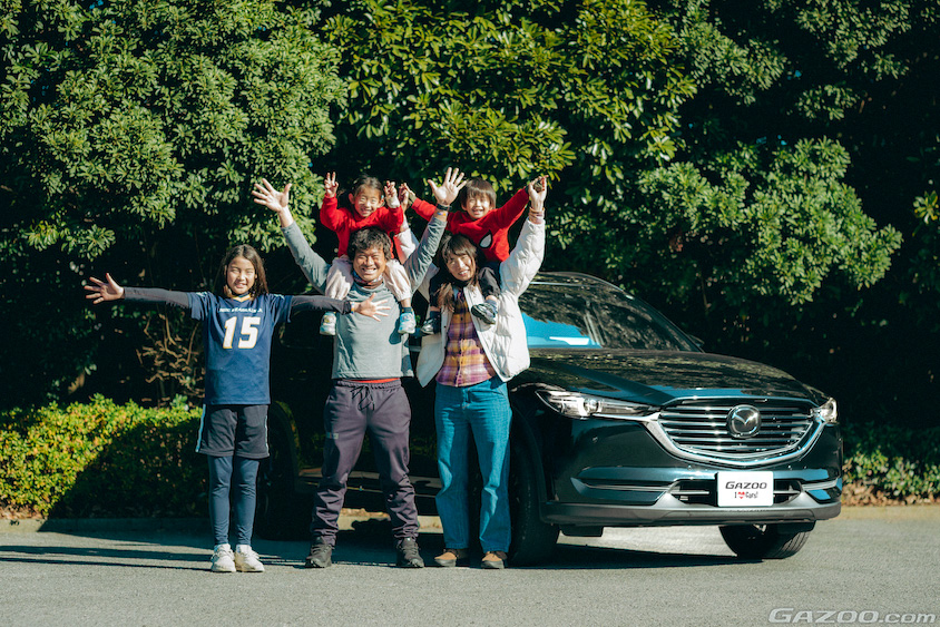 マツダ・CX-8と笑顔の家族