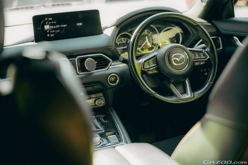 マツダ・CX-8の運転席
