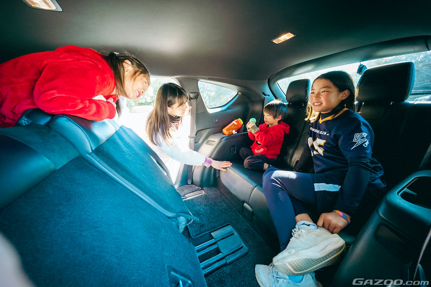 マツダ・CX-8の車内で楽しむ家族