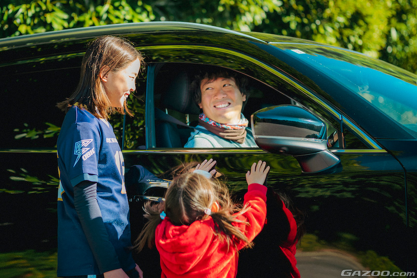 マツダ・CX-8の運転席でほほ笑むオーナーさん