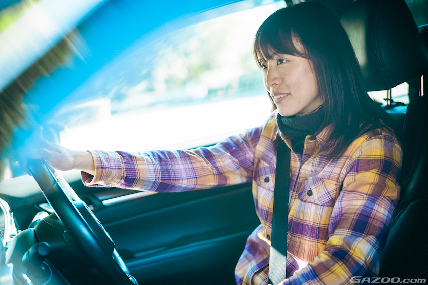 マツダ・CX-8を運転するオーナーの奥様