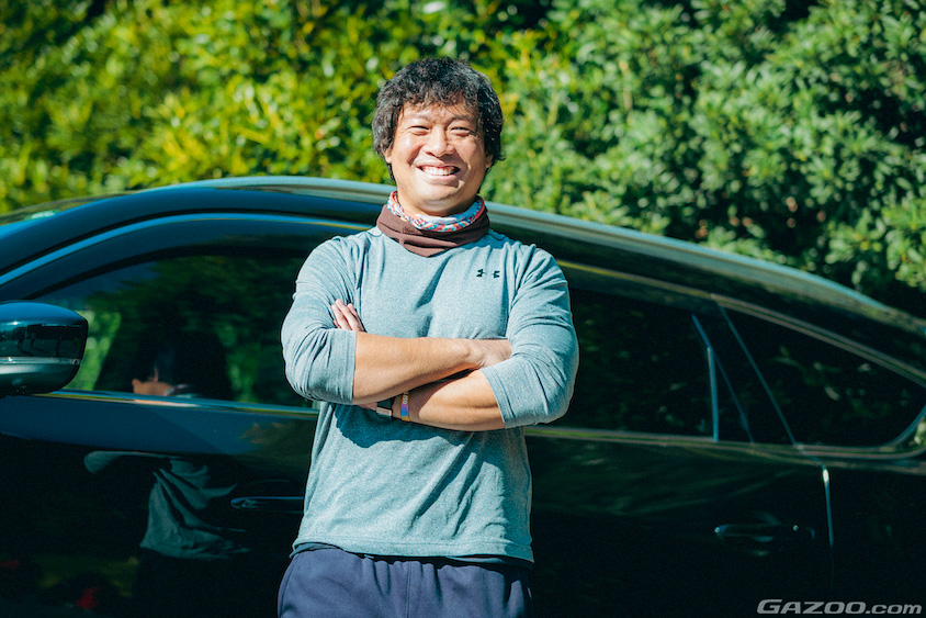 マツダ・CX-8の前で腕を組むオーナーさん