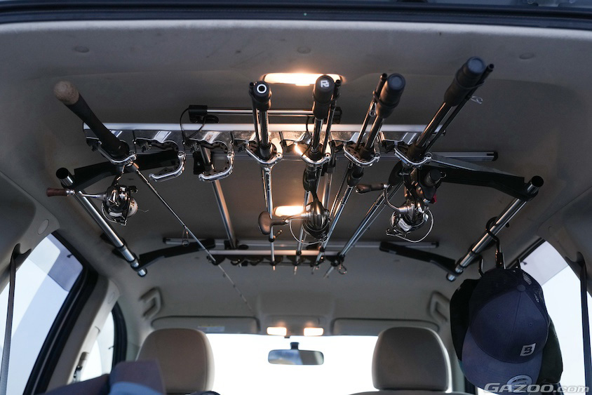 三菱・アウトランダーの頭上に積まれた釣り竿